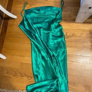 XL BEBE NWT KELLY GREEN SATIN MIDI DRESS